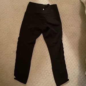 Black Lululemon leggings.